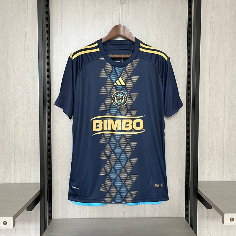 Camisa Philadelphia Union Home I 2024/25 Adidas Torcedor Masculina azul – uniforme principal do time com design moderno e detalhes em dourado, simbolizando a força e tradição do clube. Ideal para torcedores que valorizam conforto, estilo e identidade esportiva.