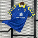 Camisa Parma Away II 1995/96 Puma Retrô Masculina Azul com detalhes amarelos, escudo histórico bordado e design clássico inspirado na era de ouro do futebol italiano.”

