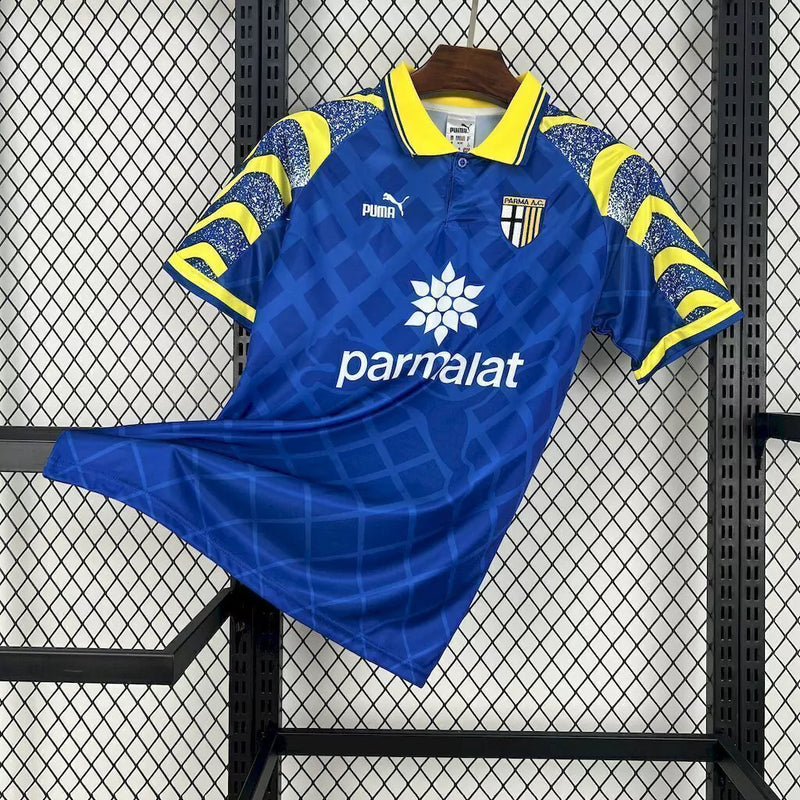 Camisa Parma Away II 1995/96 Puma Retrô Masculina Azul com detalhes amarelos, escudo histórico bordado e design clássico inspirado na era de ouro do futebol italiano.”

