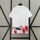 Camisa San Lorenzo Away II 2024/25 Nike Torcedor Masculina branca com detalhes em azul e vermelho, escudo estampado do clube argentino e tecido leve e respirável para torcedores."