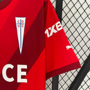 Camisa Universidad Católica Away II 2024/25 Puma Torcedor Masculina vermelha, uniforme de futebol chileno com tecnologia DryCell, design moderno e escudo da Católica em destaque.