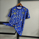 Camisa Boca Juniors Pré-Jogo 2023/24 Adidas Torcedor Masculina na cor azul com detalhes amarelos, modelo leve e confortável com tecnologia Aeroready, ideal para treinos, aquecimento e torcedores apaixonados pelo Boca Juniors."