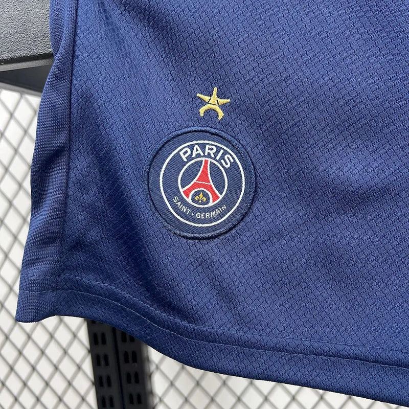 "Kit Infantil PSG Home (1) 2025/26 Nike oficial, camisa azul com detalhes em vermelho e branco, escudo do Paris Saint-Germain em destaque, shorts combinando, uniforme completo para crianças de 3 a 13 anos"
