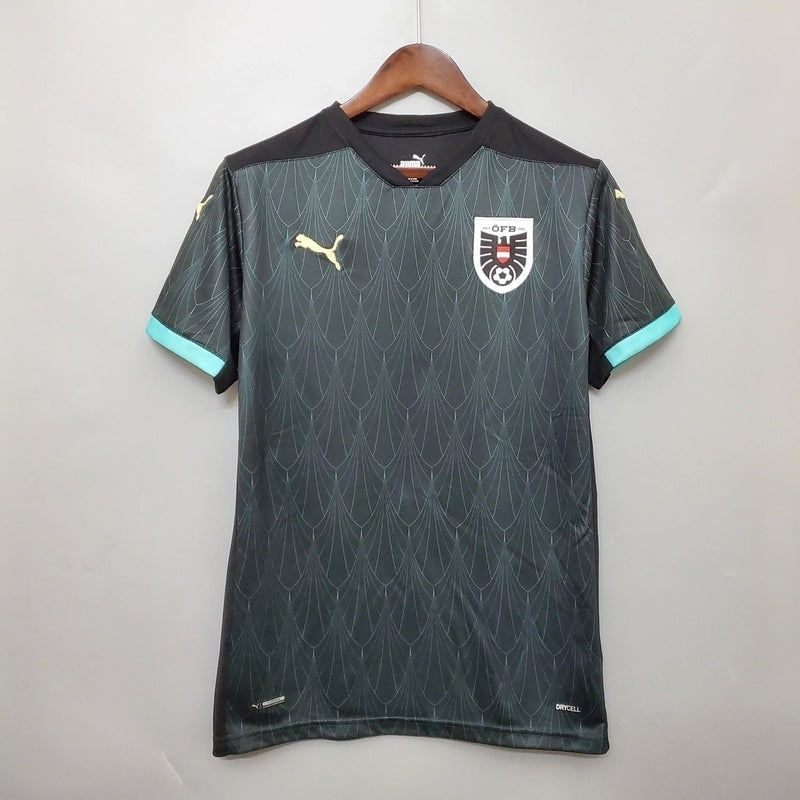 Camisa Áustria Away II 2020/21 Puma Torcedor Masculina, preta, com escudo da seleção austríaca e logo Puma em destaque, feita em tecido leve e respirável, modelo masculino com caimento confortável, ideal para jogos e uso casual.”