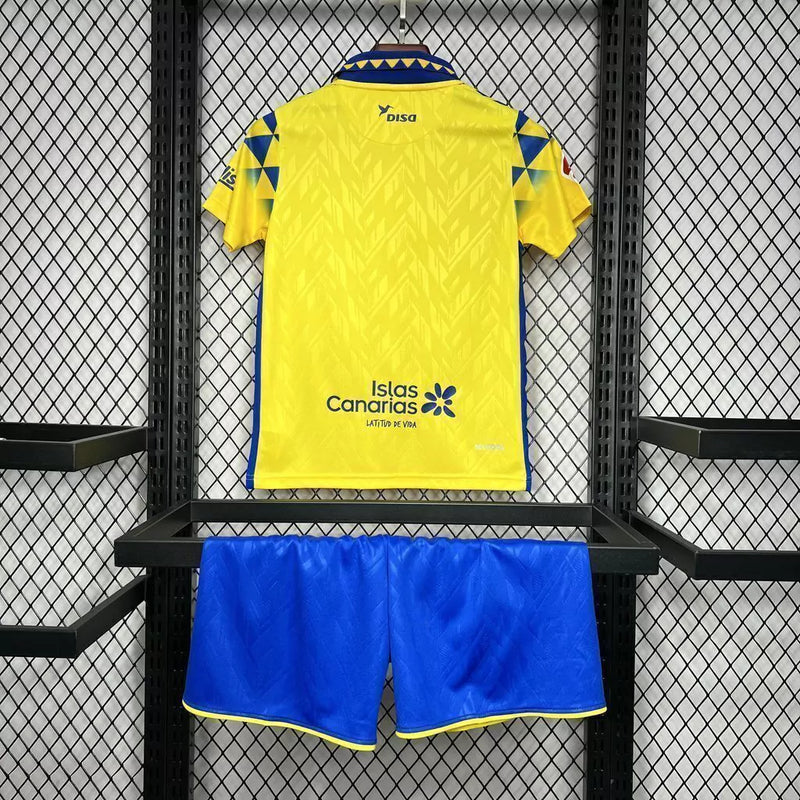Kit Infantil Las Palmas Home I 2024/25 Hummel com camisa e short, tecido leve e respirável, ideal para pequenos torcedores do clube espanhol com estilo e conforto."