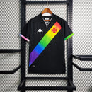 Camisa Vasco da Gama "Edição LGBT" 2023/24 Kappa Torcedor Masculina preta com faixa diagonal em arco-íris, escudo do Vasco aplicado no peito e logo Kappa estampado.