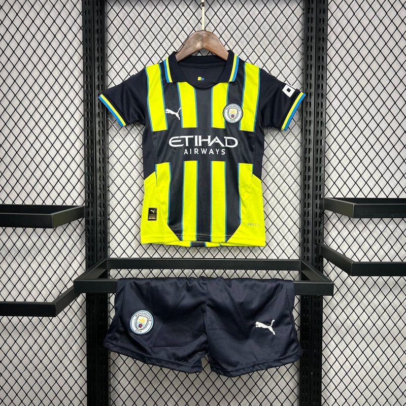 Kit Infantil Manchester City Away II 2024/25 Puma - camisa e short infantil do Manchester City, uniforme Away temporada 2024/25, tecido leve e respirável, ideal para pequenos torcedores