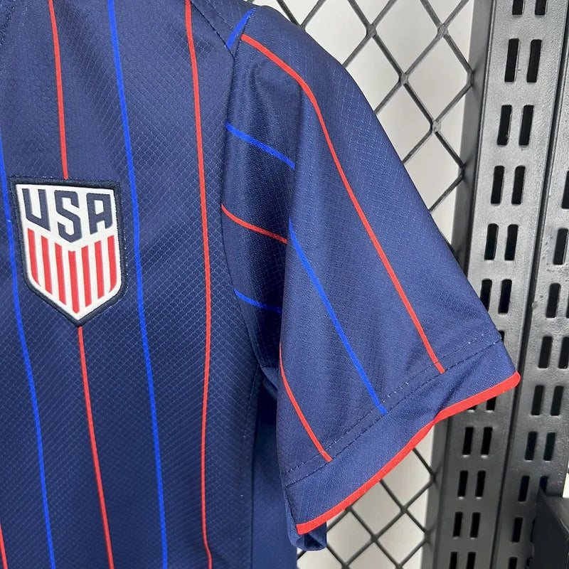 "Kit Infantil Estados Unidos Away II 2025/26 Nike, uniforme oficial com camisa e shorts, design moderno da seleção norte-americana, disponível dos 3-4 aos 12-13 anos."