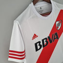 Camisa River Plate Home I 2015/16 Adidas Retrô Masculina branca com faixa diagonal vermelha, tecido leve e respirável, gola retrô clássica, escudo bordado, perfeita para torcedores, colecionadores e apaixonados pelo futebol argentino.