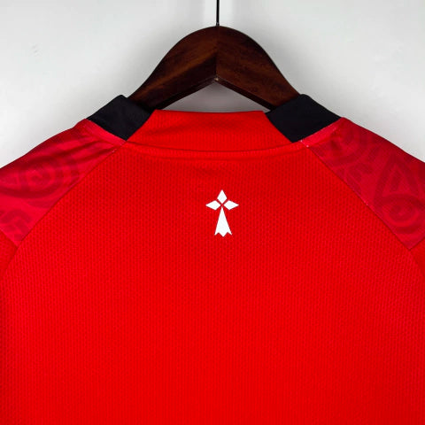 Camisa Rennes Home I 2023/24 Puma Torcedor Masculina Vermelha com detalhes em preto, tecido leve e design clássico do Stade Rennais.”