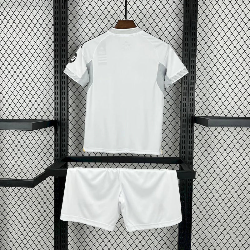 Kit Infantil Real Madrid Home (1) 2025/26 Adidas - branca