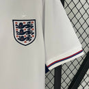 “Camisa Inglaterra Home I 2024/25 Nike masculina, branca, com escudo da seleção inglesa no peito, linhas elegantes e detalhes clássicos, tecido leve e respirável com tecnologia Dri-FIT, ideal para treinos, jogos e torcer pelo time com conforto e estilo.”