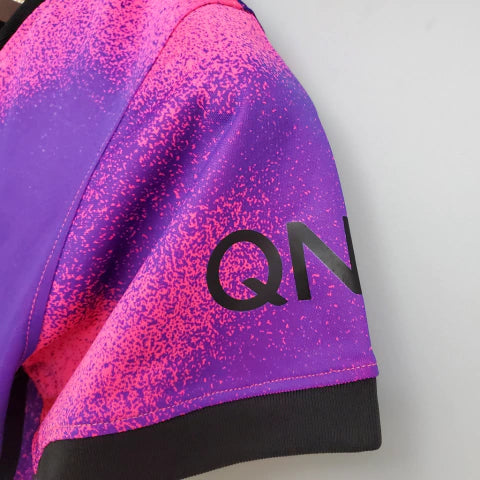 “Camisa PSG Fourth IV 2020/21 Jordan Torcedora Feminina Rosa, design moderno com detalhes pretos e logo Jumpman, estilo urbano e elegante do Paris Saint-Germain.”