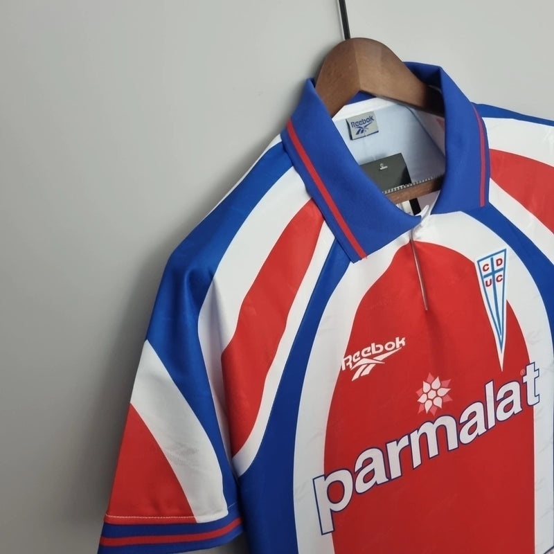 Camisa Retrô Universidad Católica Away II 1984/85 Reebok Masculina vermelha, uniforme histórico do futebol chileno com escudo da Católica no peito, design clássico retrô, ideal para torcedores e colecionadores.