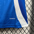 “Camisa Itália Home I 2024/25 Adidas Torcedora Feminina, azul, modelo ajustado ao corpo com escudo da seleção italiana e logo Adidas em destaque, feita em tecido leve e respirável, disponível nos tamanhos PP ao GG