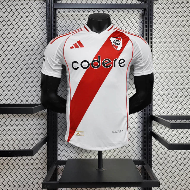 Texto alternativo para imagem:
"Camisa River Plate Home (1) 2024/25 Adidas Jogador Masculina branca com faixa diagonal vermelha, escudo aplicado em silicone e tecnologia HEAT.RDY, versão oficial usada pelos jogadores."

