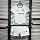 Kit Infantil Olympique de Marseille Home 2024/25 Puma – Camisa e shorts oficiais para crianças, uniforme branco com detalhes azuis e escudo do OM, tecido leve e confortável.
