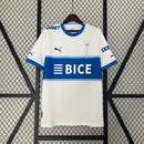 Camisa Universidad Católica Home I 2024/25 Puma Torcedor Masculina branca, uniforme de futebol chileno com detalhes azuis, escudo da Católica em destaque e tecnologia DryCell para conforto e absorção de suor.