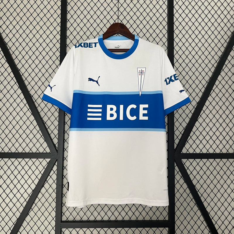 Camisa Universidad Católica Home I 2024/25 Puma Torcedor Masculina branca, uniforme de futebol chileno com detalhes azuis, escudo da Católica em destaque e tecnologia DryCell para conforto e absorção de suor.