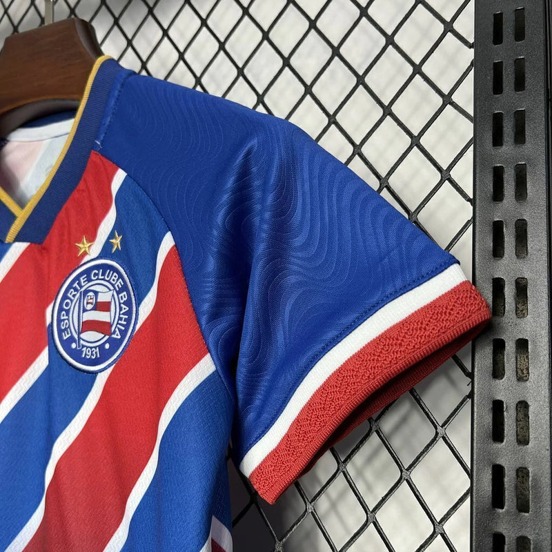 Kit Infantil Bahia Away (2) 2024/25 Esquadrão – uniforme completo com camisa branca de detalhes azuis e vermelhos, shorts e meião, tecido leve e confortável, ideal para pequenos torcedores do Tricolor de Aço."