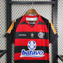 Camisa Flamengo Home I 2010/11 Olympikus vermelha e preta com listras horizontais, leve e respirável, ideal para torcedores Rubro-Negros e colecionadores de camisas históricas."