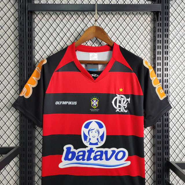 Camisa Flamengo Home I 2010/11 Olympikus vermelha e preta com listras horizontais, leve e respirável, ideal para torcedores Rubro-Negros e colecionadores de camisas históricas."