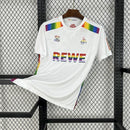 Camisa 1. FC Köln Diversidade 2024/25 masculina da Hummel, oficial, design colorido representando diversidade, tecido respirável, modelo torcedor.