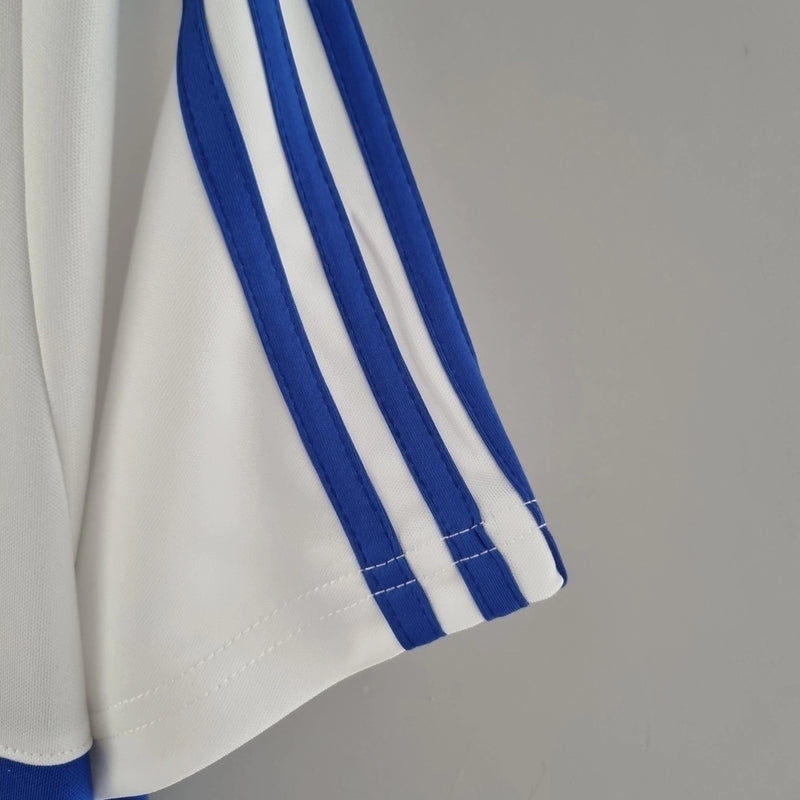 Camisa Universidad Católica Home I 1984/85 Adidas Retrô Masculina branca, modelo clássico dos anos 80 com detalhes em azul, escudo bordado e design histórico do futebol chileno.