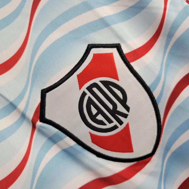 Texto alternativo para imagem:
Camisa River Plate Pré-Jogo 2024/25 Adidas Torcedor Masculina preta com detalhes gráficos em vermelho e branco, escudo do River Plate no peito e logo da Adidas estampado, modelo oficial para aquecimento dos jogadores.

