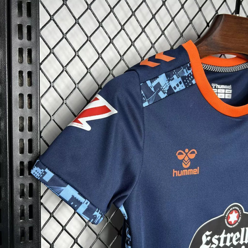 Kit Infantil Celta de Vigo Away II 2024/25 Hummel com camisa e short, uniforme infantil azul e branco, tecido leve e respirável, ideal para jogos, treinos e jovens torcedores."