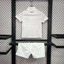 Kit Infantil Turquia Home I 2024/25 Nike, camiseta e shorts vermelhos com detalhes brancos, modelo oficial da Seleção Turca para crianças, ideal para pequenos torcedores e colecionadores."