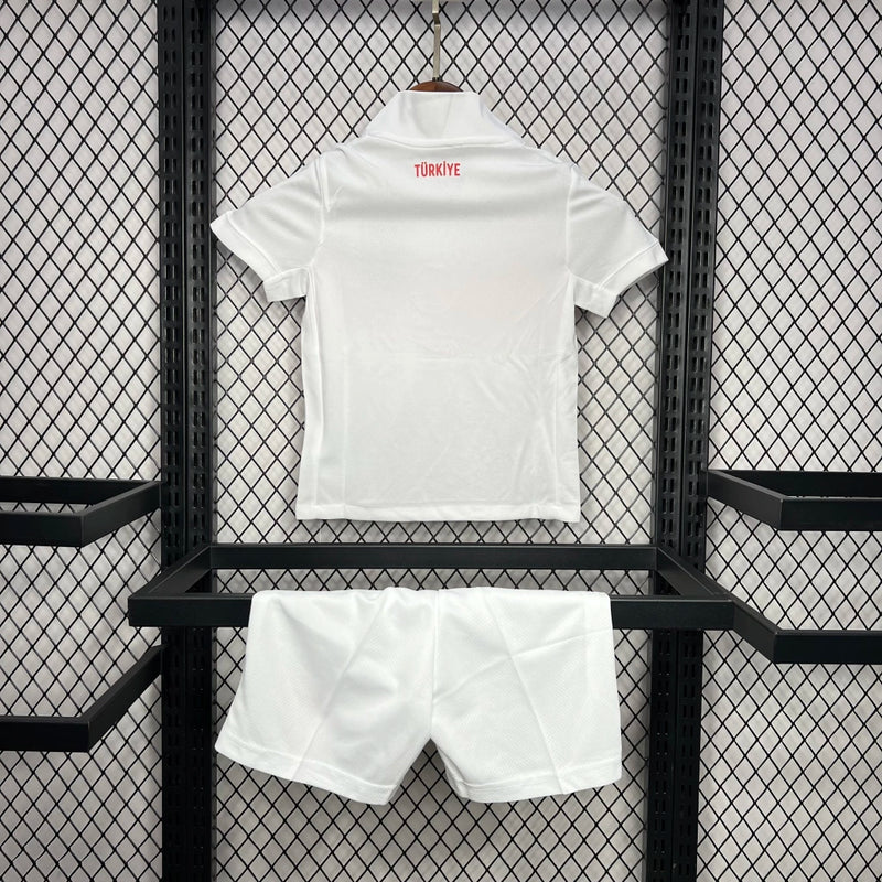 Kit Infantil Turquia Home I 2024/25 Nike, camiseta e shorts vermelhos com detalhes brancos, modelo oficial da Seleção Turca para crianças, ideal para pequenos torcedores e colecionadores."