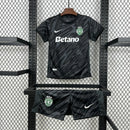 Kit Infantil Sporting CP Goleiro 2025/26 Nike Preto, camiseta e shorts oficiais para crianças de 3-4 a 12-13 anos, design moderno com detalhes em verde, ideal para pequenos goleiros e torcedores mirins."