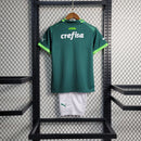 Kit Infantil Palmeiras Home (1) 2023/24 Puma – Camisa verde com escudo bordado, shorts e meião oficiais, modelo torcedor confortável para crianças apaixonadas pelo Verdão.