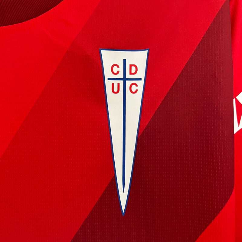 Camisa Universidad Católica Away II 2024/25 Puma Torcedor Masculina vermelha, uniforme de futebol chileno com tecnologia DryCell, design moderno e escudo da Católica em destaque.