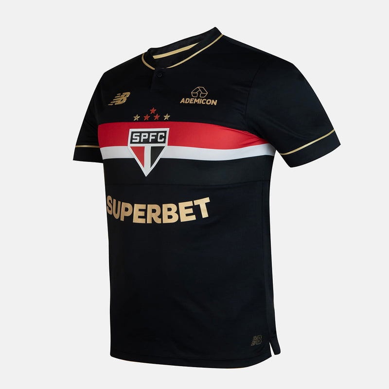 Camisa Comemorativa SPFC 2025 Masculina New Balance na cor preta com detalhes dourados, faixa tricolor no peito e escudo oficial do São Paulo Futebol Clube.