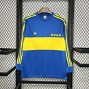 Camisa Boca Juniors Home 1981/82 Adidas Retrô Manga Longa Masculina azul com faixa amarela central e escudo bordado.
