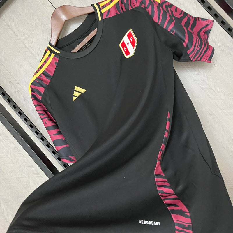 Camisa Peru Away II 2024/25 Adidas masculina, preta, com escudo da seleção peruana no peito, detalhes clássicos e listras diagonais, tecido leve e respirável com tecnologia AEROREADY, ideal para treinos, jogos e torcer pelo time com estilo e conforto.”