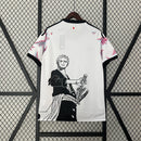Camisa Japão Zoro One Piece 2023/24 Adidas Torcedor Masculina branca, inspirada no personagem Roronoa Zoro do anime One Piece, design exclusivo que une futebol, cultura japonesa e estilo anime, perfeita para torcedores e colecionadores."