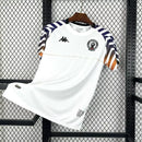 Camisa Vasco da Gama Pré-Jogo 2024/25 Kappa Torcedor Masculina, branca com detalhes de inclusão e escudo do clube no peito, tecido leve e respirável, ideal para treinos e uso casual.
