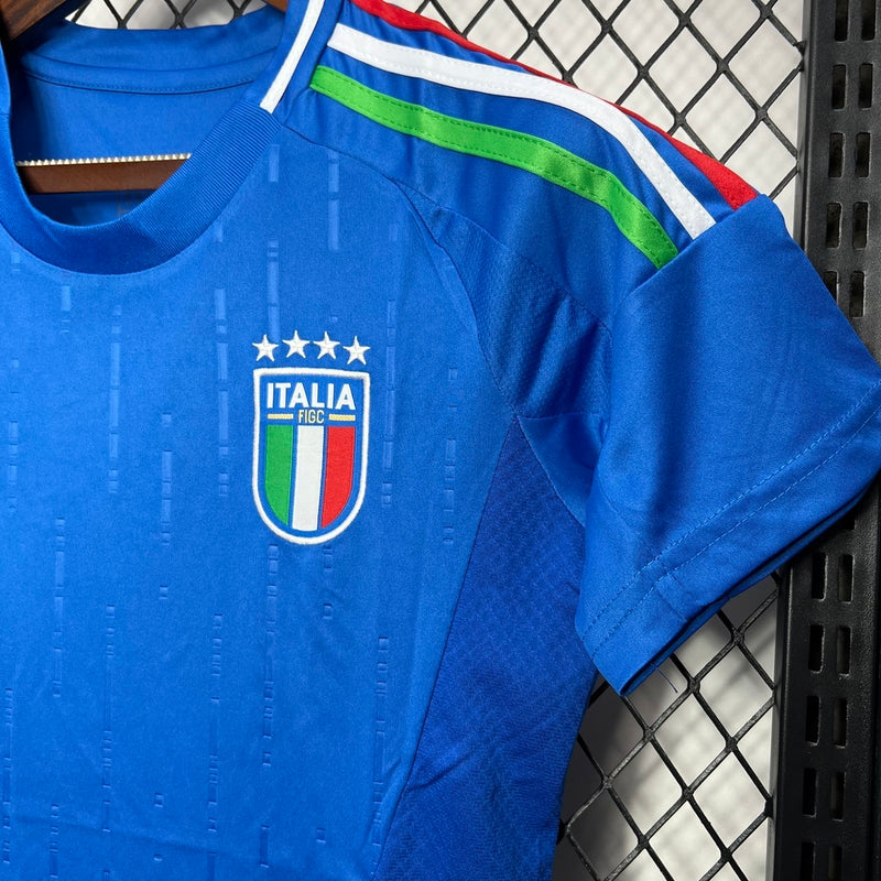 “Camisa Itália Home I 2024/25 Adidas Torcedora Feminina, azul, modelo ajustado ao corpo com escudo da seleção italiana e logo Adidas em destaque, feita em tecido leve e respirável, disponível nos tamanhos PP ao GG
