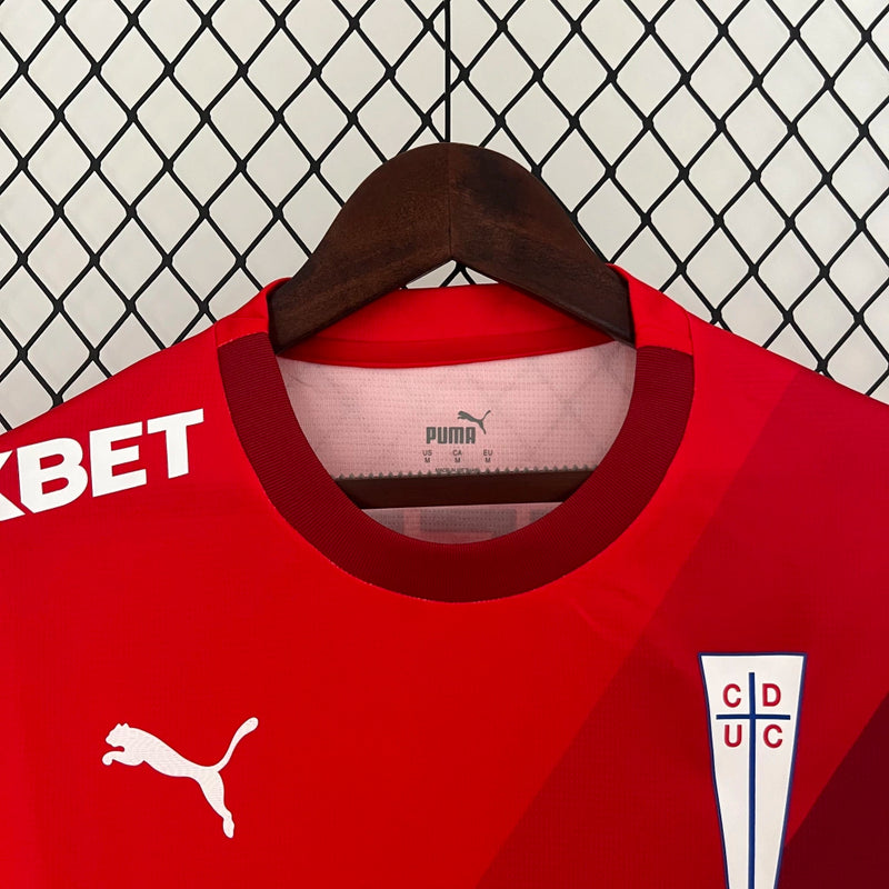 Camisa Universidad Católica Away II 2024/25 Puma Torcedor Masculina vermelha, uniforme de futebol chileno com tecnologia DryCell, design moderno e escudo da Católica em destaque.