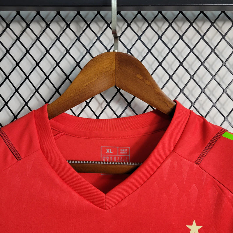 Camisa Universidad de Chile Goleiro 2023/24 Adidas Torcedor Masculina Vermelha, uniforme goleiro La U, camiseta torcida masculina Chile, camisa futebol torcedor, kit torcedor Universidad de Chile, camiseta goleiro colecionador, camisa de jogo Adidas La 