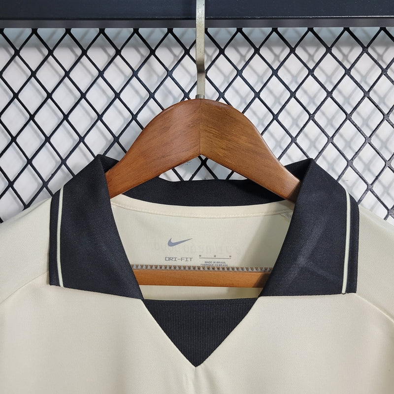 Camisa Corinthians away II 2023/24 Nike Feminina torcedora na cor bege com escudo bordado
