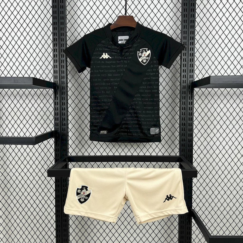Kit Infantil Vasco Goleiro 2024/25 Kappa – uniforme oficial para crianças com camisa e short, escudo bordado do Vasco da Gama, design exclusivo de goleiro e tecido respirável.