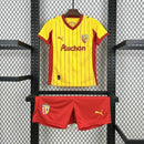 Kit Infantil RC Lens Home I 2025/26 Puma, camisa e shorts oficiais em vermelho e amarelo, disponível para crianças de 3-4 a 12-13 anos, confortável e ideal para pequenos torcedores."
