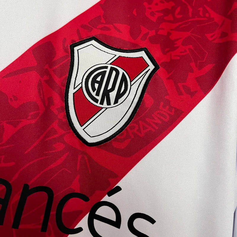 Camisa River Plate Home I 2013/14 Adidas Retrô Masculina Manga Longa Branca com faixa diagonal vermelha, uniforme clássico do River Plate argentino, modelo retrô colecionável disponível na Wazemix."