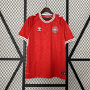 Camisa Dinamarca Home I 2024/25 Hummel Torcedor Masculina, vermelha, com escudo da seleção dinamarquesa e logo Hummel em destaque, feita em tecido leve e respirável, modelo masculino com caimento confortável, ideal para jogos e uso casual.”