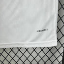 Camisa Benfica 2025/26 Adidas Torcedor Masculina branca com detalhes vermelhos, escudo bordado do clube e logo Adidas estampado – uniforme oficial para torcedores do Benfica, conforto com tecnologia AEROREADY, estilo e autenticidade em futebol português."