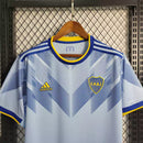 Camisa Boca Juniors Third (3) 2023/24 Adidas Torcedor Masculina azul com detalhes amarelos, escudo bordado e logo Adidas estampado.